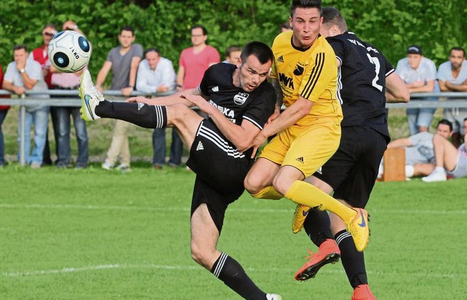 Mit Sandro Aprigliano, der hier von Pajtim Ajeti und Daniel Linder (von links) gedeckt wird, will der SV Riet in Iptingen gewinnen. Foto: Nachreiner