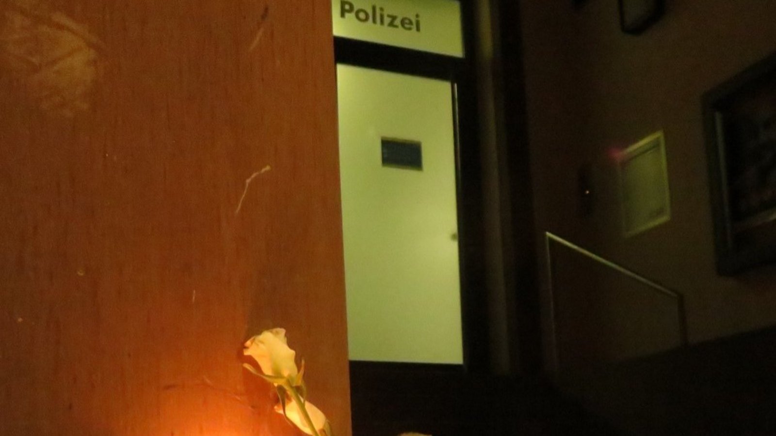 Auch vor dem Vaihinger Polizeirevier gedenken die Menschen nach dem Vorfall in Rheinland-Pfalz der zwei getöteten Beamten.  Foto: ArningFoto: Arning