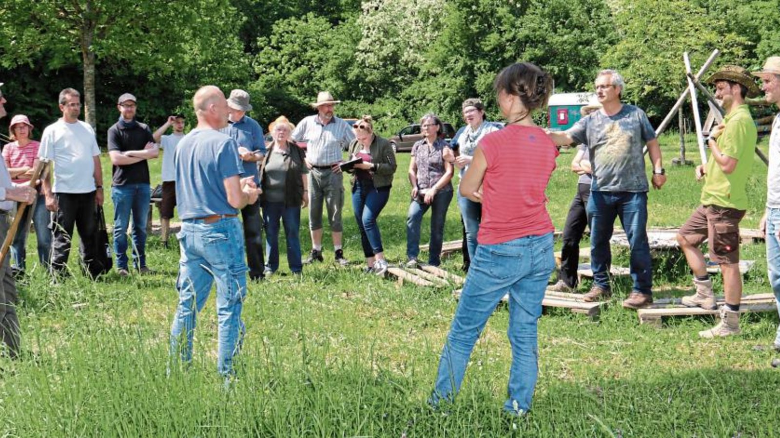 Teilnehmer aus Vaihingen, Nussdorf, Illingen, Häfnerhaslach und drumrum erlernen die traditionelle Wiesenmahd mit der Sense. Fotos: Rücker/p Teilnehmer aus Vaihingen, Nussdorf, Illingen, Häfnerhaslach und drumrum erlernen die traditionelle Wiesenmahd mit der Sense. Fotos: Rücker/p