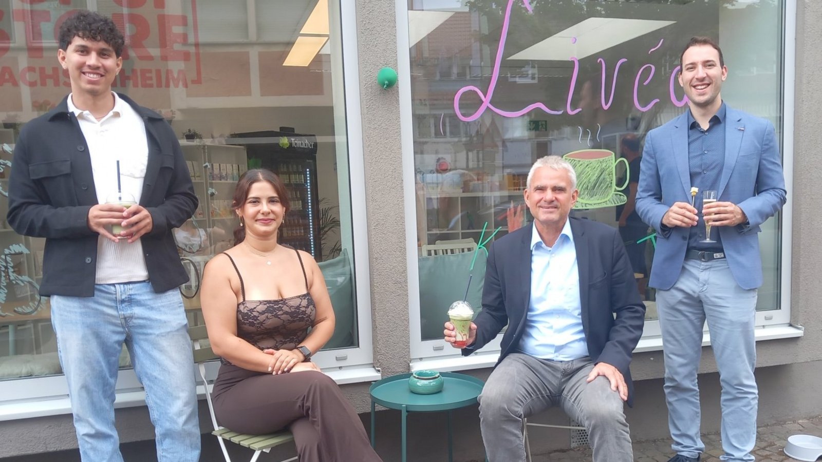Ort zum Einkehren: Begüm Yilmaz eröffnet im Pop-Up-Store ein Café. Das freut (von links) Francesco Rossignuolo vom Team Wirtschaftsförderung und Tourismus, Bürgermeister Holger Albrich und Wirtschaftsförderer Arved Oestringer. Foto: Glemser Ort zum Einkehren: Begüm Yilmaz eröffnet im Pop-Up-Store ein Café. Das freut (von links) Francesco Rossignuolo vom Team Wirtschaftsförderung und Tourismus, Bürgermeister Holger Albrich und Wirtschaftsförderer Arved Oestringer. Foto: Glemser