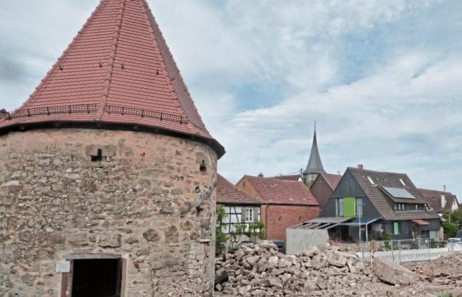 Ungewohnte Perspektiven in Horrheim. Das historische Bärentürmle steht alleine da, nachdem das marode alte Amtshaus abgerissen wurde. Entstehen soll an dieser Stelle ein Mehrfamilienhaus.  Foto: Arning