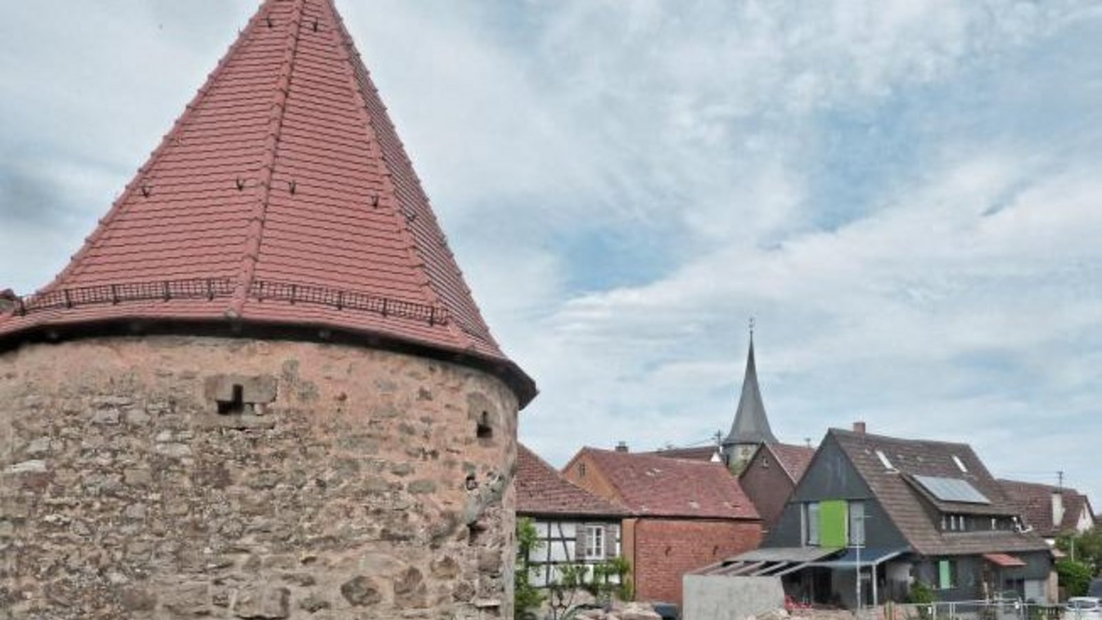 Ungewohnte Perspektiven in Horrheim. Das historische Bärentürmle steht alleine da, nachdem das marode alte Amtshaus abgerissen wurde. Entstehen soll an dieser Stelle ein Mehrfamilienhaus.  Foto: Arning