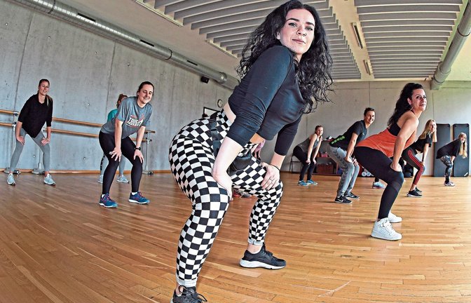 Die motivierende Botschaft von Tanzlehrerin Lana Samkova an ihre Mitstreiterinnen lautet: „Traut euch. Ich kann nicht, und ich bin untalentiert – das gibt es hier nicht.“  Foto: Baumann