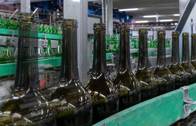 Die 0,75-Liter-Mehrweg-Flasche im Spülzentrum in Möglingen.  <span class='image-autor'>Fotos: Krasser</span>