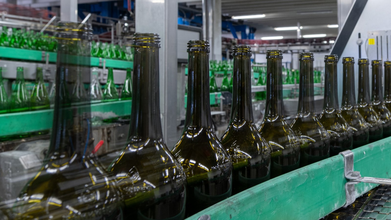 Die 0,75-Liter-Mehrweg-Flasche im Spülzentrum in Möglingen. Fotos: Krasser Die 0,75-Liter-Mehrweg-Flasche im Spülzentrum in Möglingen. Fotos: Krasser