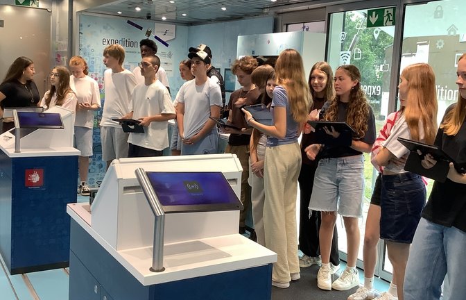 Im „expedition d“-Truck können sich Vaihinger Gymnasiasten nicht nur informieren, sondern digitale Technologien selbst ausprobieren. <span class='image-autor'>Fotos: p</span>