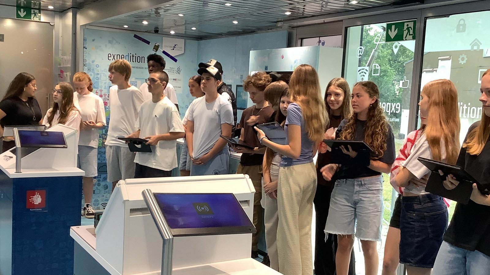 Im „expedition d“-Truck können sich Vaihinger Gymnasiasten nicht nur informieren, sondern digitale Technologien selbst ausprobieren. Fotos: p Im „expedition d“-Truck können sich Vaihinger Gymnasiasten nicht nur informieren, sondern digitale Technologien selbst ausprobieren. Fotos: p