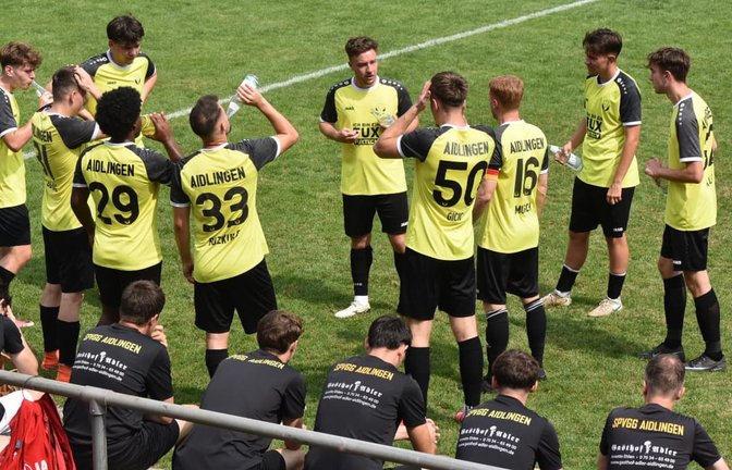 Ein Sieg und zwei Niederlagen: Die SpVgg Aidlingen als Vizemeister der Vorsaison und ihr neuer Spielertrainer Steffen Hirth (Bildmitte) erleben einen durchwachsenen Start.<span class='image-autor'>Michael Schwartz</span>