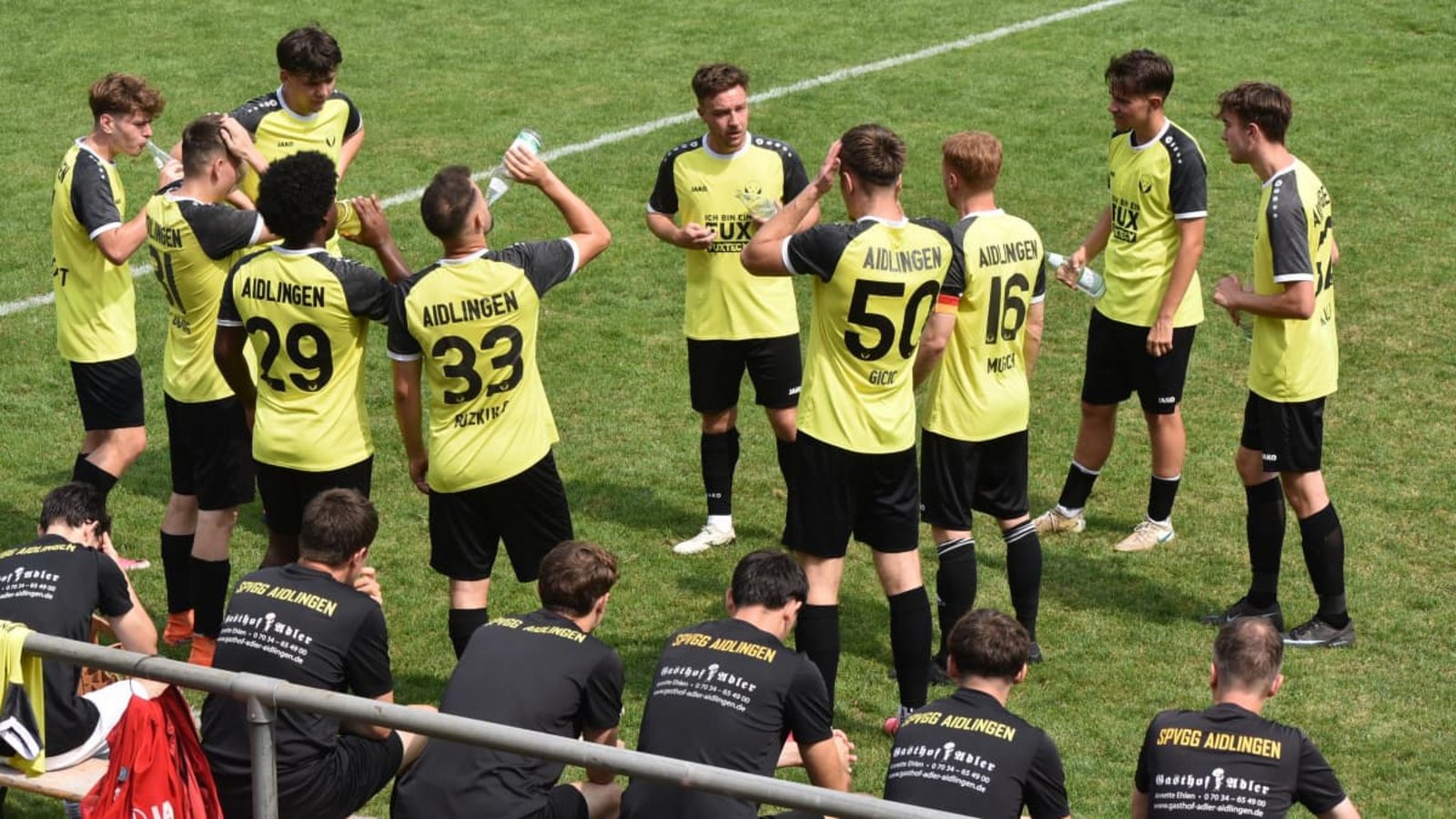 Ein Sieg und zwei Niederlagen: Die SpVgg Aidlingen als Vizemeister der Vorsaison und ihr neuer Spielertrainer Steffen Hirth (Bildmitte) erleben einen durchwachsenen Start.Michael Schwartz Ein Sieg und zwei Niederlagen: Die SpVgg Aidlingen als Vizemeister der Vorsaison und ihr neuer Spielertrainer Steffen Hirth (Bildmitte) erleben einen durchwachsenen Start.Michael Schwartz
