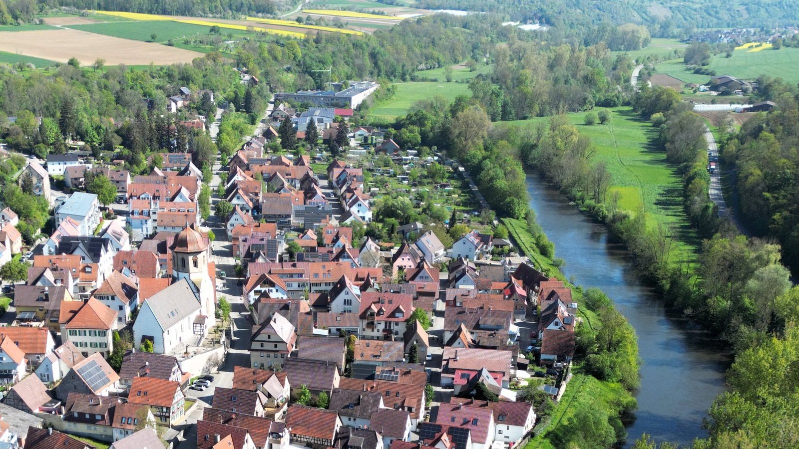 Nächstes Sanierungsgebiet geplant: entlang der Hauptstraße und der Sachsenheimer Straße bis hinunter zur Enz. Auch die Krautgärten und das Intek-Areal (hinten, am Ende der Sachsenheimer Straße) sollen zum „Stadtkern III“ zählen.  Archivfoto: Küppers/VKZ