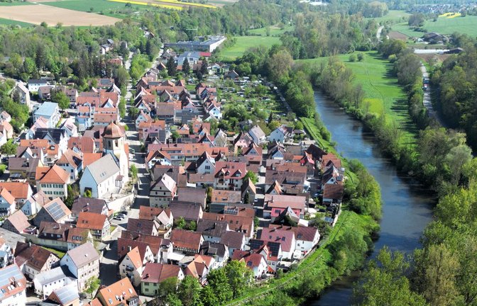 Nächstes Sanierungsgebiet geplant: entlang der Hauptstraße und der Sachsenheimer Straße bis hinunter zur Enz. Auch die Krautgärten und das Intek-Areal (hinten, am Ende der Sachsenheimer Straße) sollen zum „Stadtkern III“ zählen.  Archivfoto: Küppers/VKZ