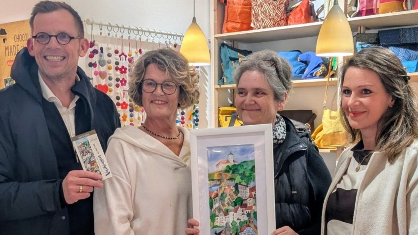 Das Weltladenteam um Ladenkoordinatorin Viola Sternberger (Zweite von rechts) und Oberbürgermeister Uwe Skrzypek stellen die neue Faire Stadtschokolade vor. Foto: p Das Weltladenteam um Ladenkoordinatorin Viola Sternberger (Zweite von rechts) und Oberbürgermeister Uwe Skrzypek stellen die neue Faire Stadtschokolade vor. Foto: p