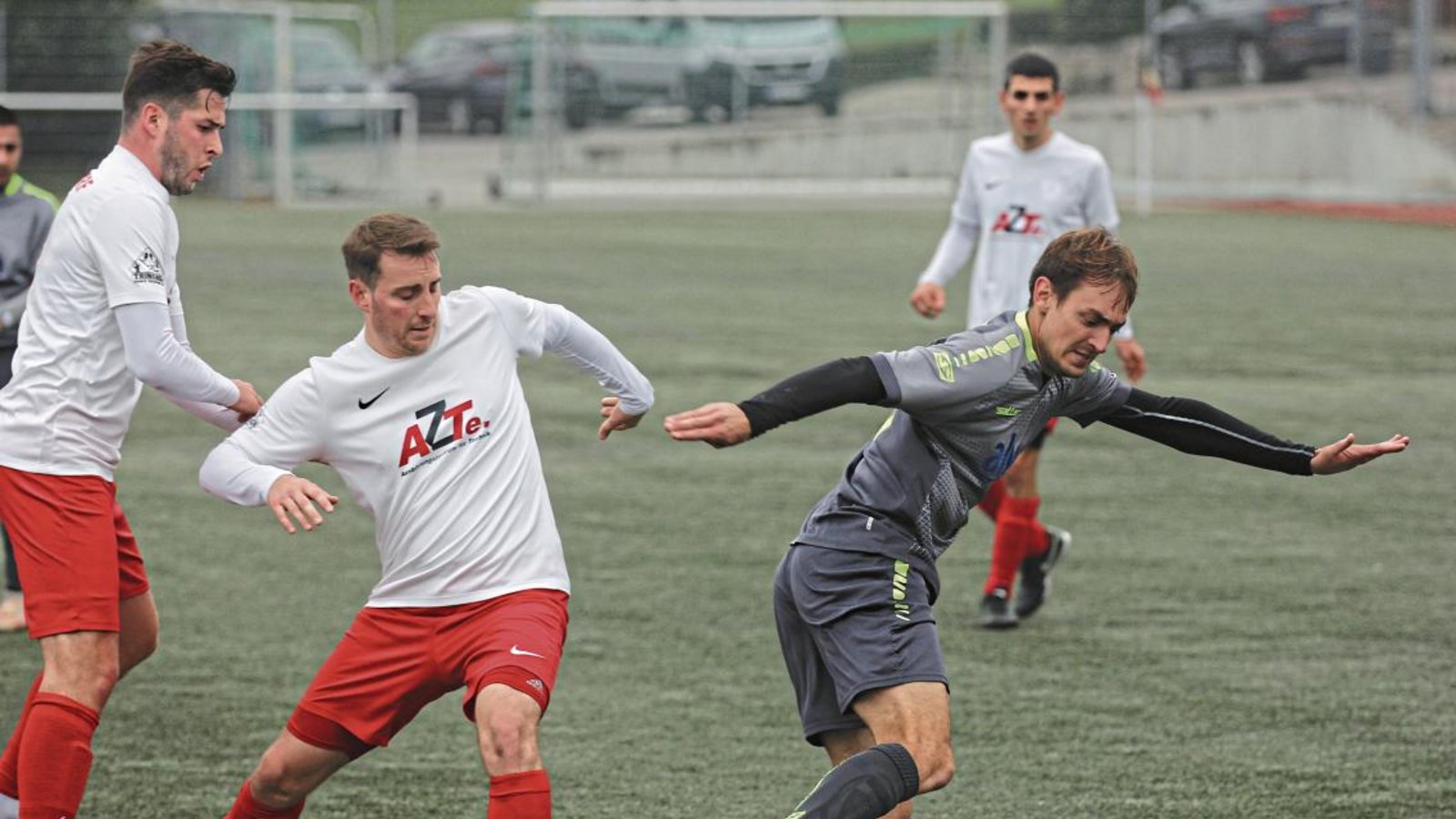 Immer auf der Hut: Selbst wenn sie gerade nicht in Ballbesitz sind, geben die Nussdorfer Spielertrainer Johannes Wizemann (Zweiter von links) und Sinan Yilmaz (rechts hinten) auf dem Spielfeld den Ton an und führen ihr Team zuverlässig von Sieg zu Sieg. Foto: Nachreiner