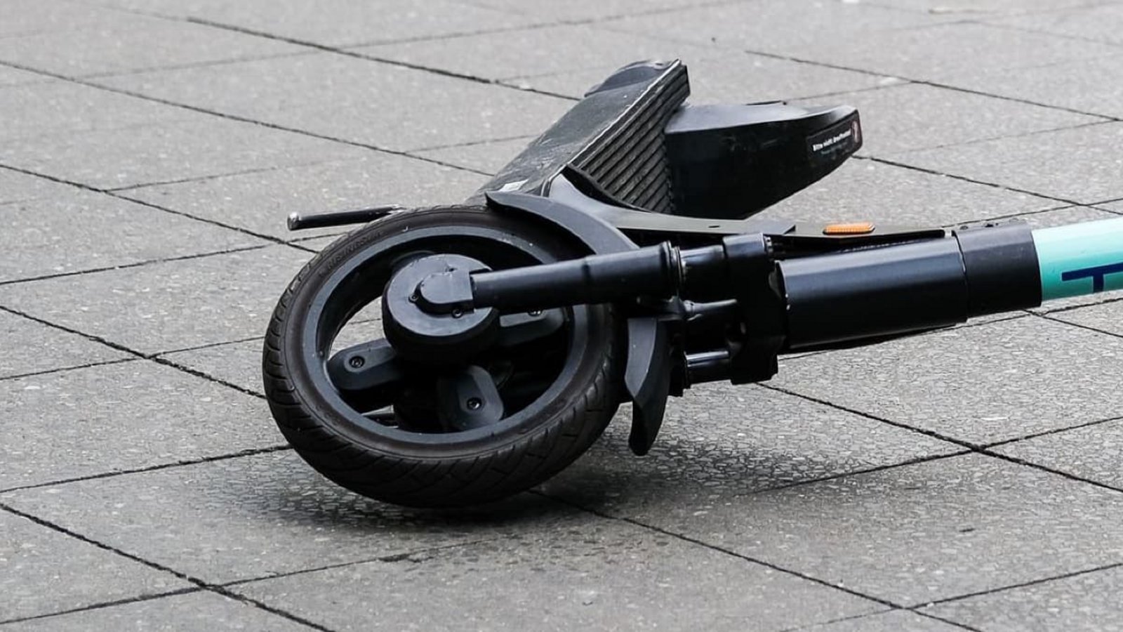 Unfall in Schwäbisch Hall: Zwei Mädchen verlieren auf dem E-Scooter die Kontrolle und stürzen. (Symbolbild)Jens Kalaene/dpa-Zentralbild/dpa Unfall in Schwäbisch Hall: Zwei Mädchen verlieren auf dem E-Scooter die Kontrolle und stürzen. (Symbolbild)Jens Kalaene/dpa-Zentralbild/dpa