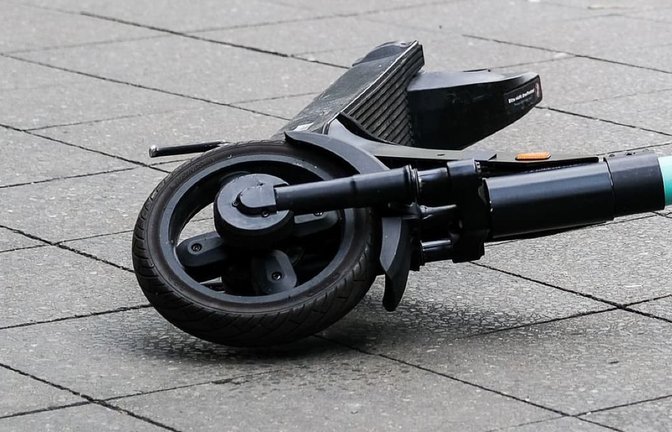 Unfall in Schwäbisch Hall: Zwei Mädchen verlieren auf dem E-Scooter die Kontrolle und stürzen. (Symbolbild)<span class='image-autor'>Jens Kalaene/dpa-Zentralbild/dpa</span>