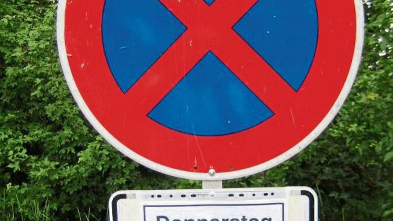 Ob das wohl ein Schildbürgerstreich ist? Mit einiger Verwunderung hat unser Leser Peter Fraass an Himmelfahrt die Absperrung des Parkplatzes oberhalb des Enzweihinger Sportplatzes zur Kenntnis genommen. „Als Anwohner sind wir gewohnt, dass an Fronleichnam Ob das wohl ein Schildbürgerstreich ist? Mit einiger Verwunderung hat unser Leser Peter Fraass an Himmelfahrt die Absperrung des Parkplatzes oberhalb des Enzweihinger Sportplatzes zur Kenntnis genommen. „Als Anwohner sind wir gewohnt, dass an Fronleichnam