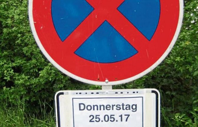 Ob das wohl ein Schildbürgerstreich ist? Mit einiger Verwunderung hat unser Leser Peter Fraass an Himmelfahrt die Absperrung des Parkplatzes oberhalb des Enzweihinger Sportplatzes zur Kenntnis genommen. „Als Anwohner sind wir gewohnt, dass an Fronleichnam
