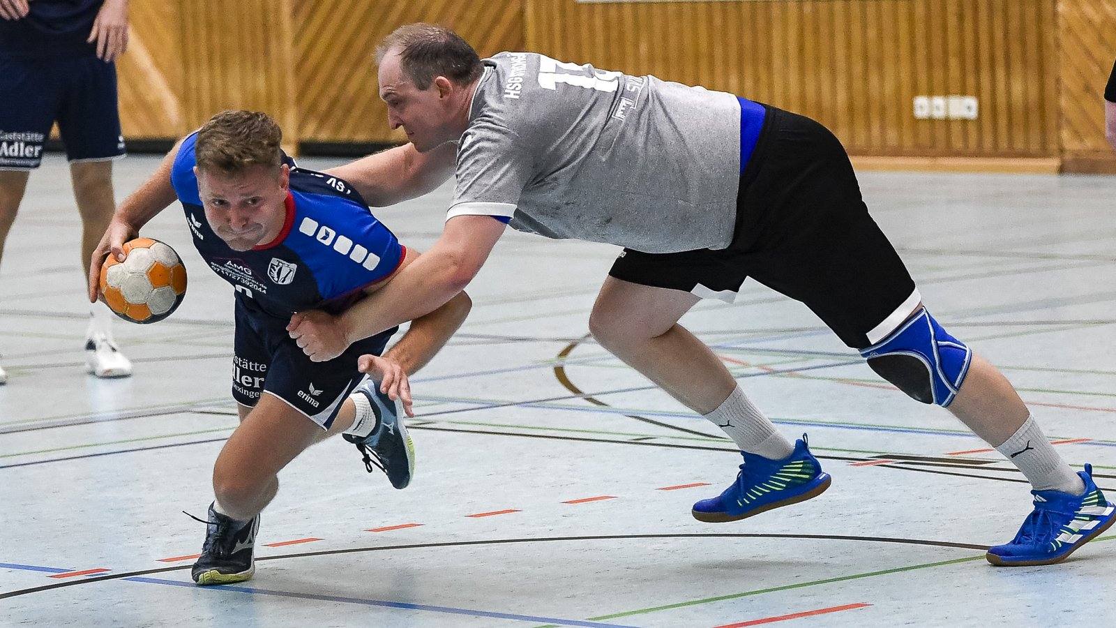 Im Tiefflug taucht Jens Gergen (links) vom TSV Oberriexingen an seinem Gegenspieler vorbei. Archivfoto: Leitner