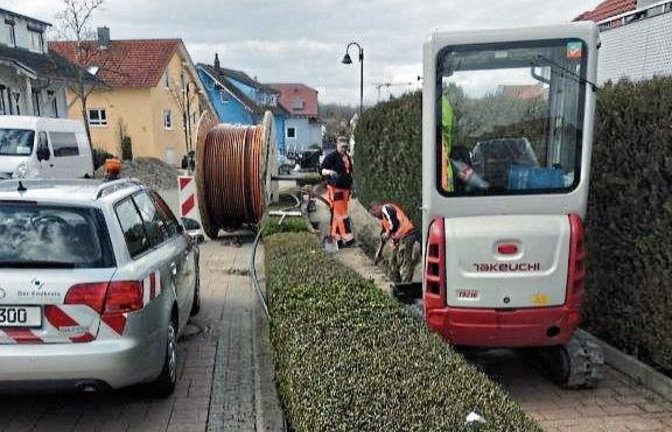 Verlegung von Leerrohren für den Einzug von Glasfaserkabeln. Foto: LE