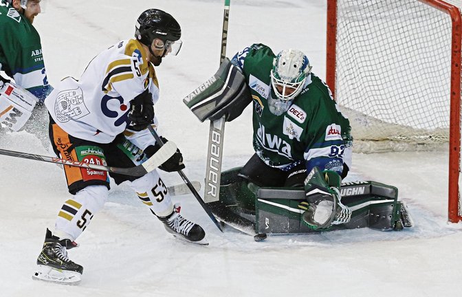 Jimmy Hertel (rechts) pariert hier zwar gegen Ravensburgs Yannick Drews. Insgesamt musste der Steelers-Goalie gegen die Towerstars aber acht Mal hinter sich greifen. Foto: Baumann
