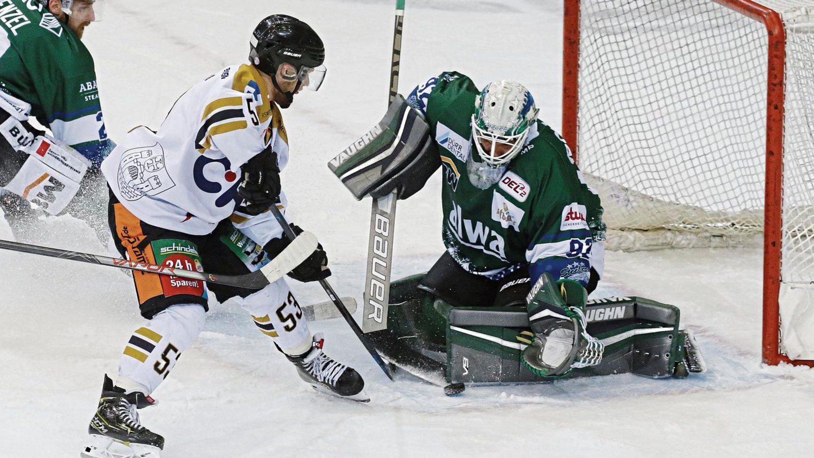 Jimmy Hertel (rechts) pariert hier zwar gegen Ravensburgs Yannick Drews. Insgesamt musste der Steelers-Goalie gegen die Towerstars aber acht Mal hinter sich greifen. Foto: Baumann