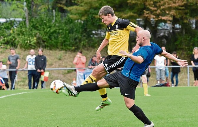 Der VfB Vaihingen (rechts Tolga Ölmez) hat zuletzt kaum noch gepunktet. Trainer Musura verlangt, dass im Spitzenspiel gegen die SGM Hohenhaslach/Freudental die Einstellung stimmt. Foto: Leitner