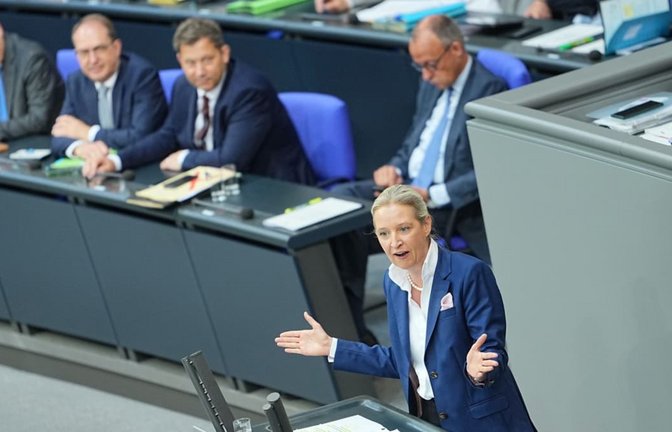 AfD-Chefin Alice Weidel blickt mit Vorfreude auf die drei Landtagswahlen im September. Vizekanzler Lars Klingbeil (SPD, 3.v.l.) möchte ihre Partei verbieten.<span class='image-autor'>Michael Kappeler/dpa</span>
