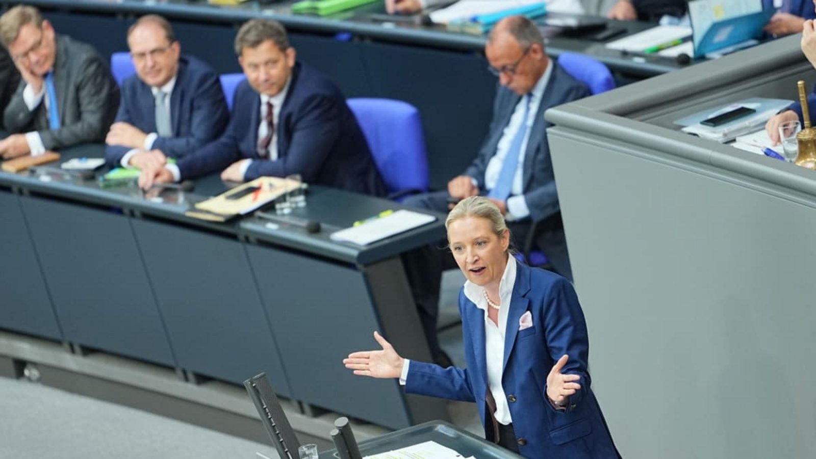 AfD-Chefin Alice Weidel blickt mit Vorfreude auf die drei Landtagswahlen im September. Vizekanzler Lars Klingbeil (SPD, 3.v.l.) möchte ihre Partei verbieten.Michael Kappeler/dpa