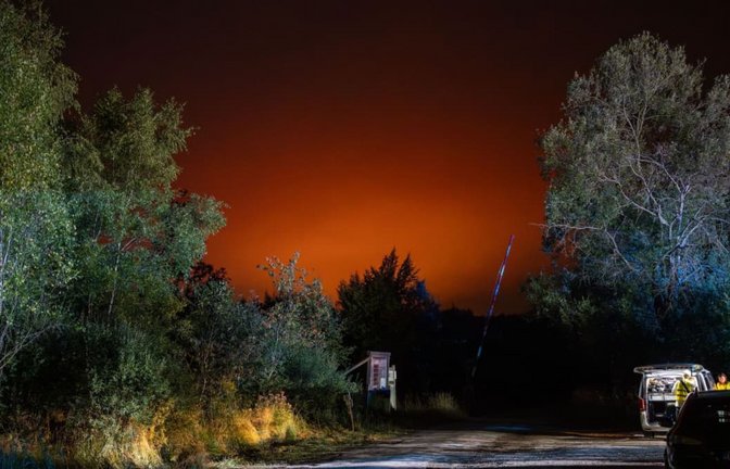 Rettungskräfte sind bei einem Waldbrand im Einsatz. Wegen eines großen Waldbrandes im Hohen Venn hat die nordrhein-westfälische Stadt Monschau Bewohner mehrerer Siedlungen aufgefordert, sich auf eine mögliche Evakuierung vorzubereiten.<span class='image-autor'>Max Lametz/dpa</span>
