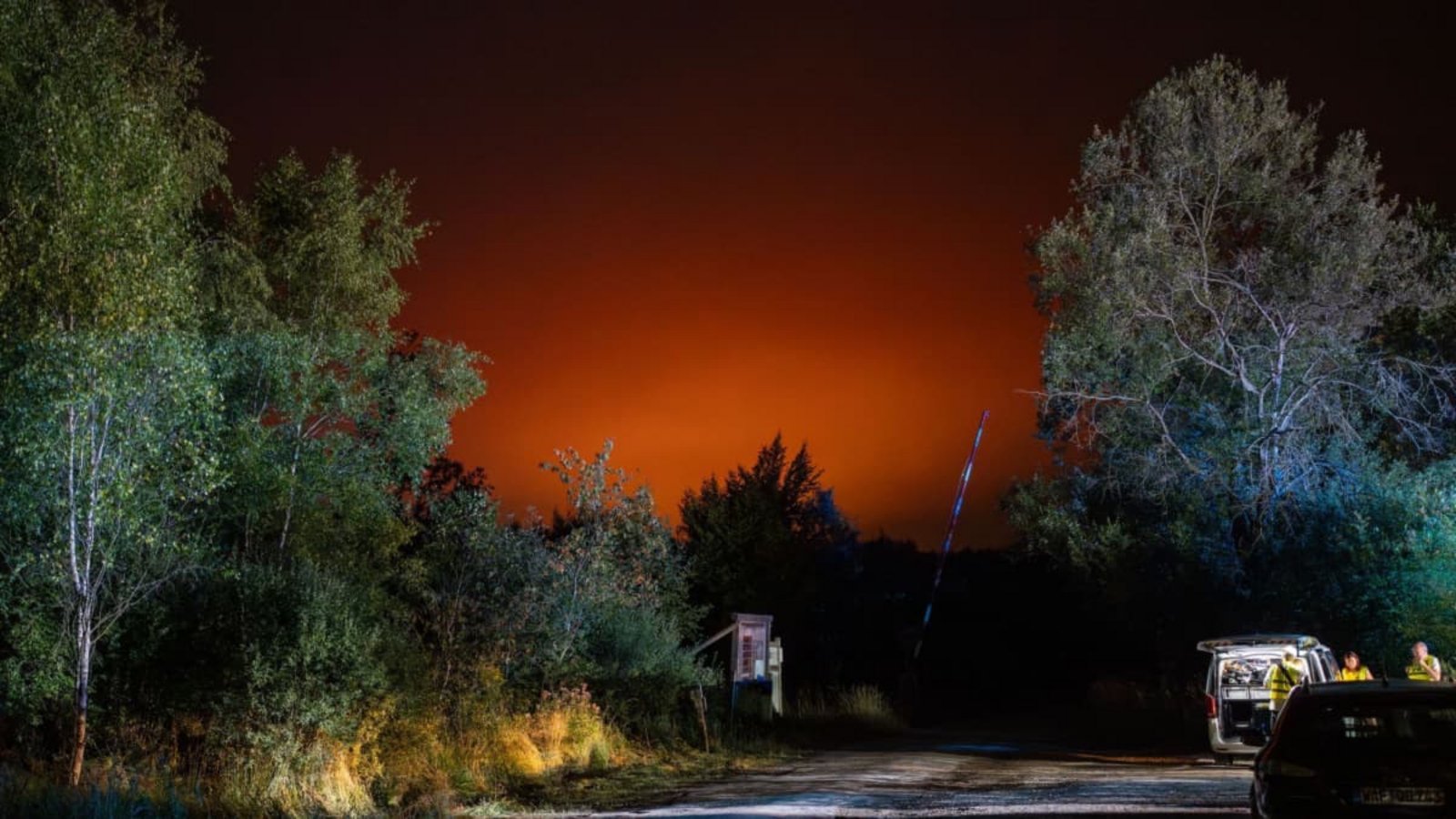 Rettungskräfte sind bei einem Waldbrand im Einsatz. Wegen eines großen Waldbrandes im Hohen Venn hat die nordrhein-westfälische Stadt Monschau Bewohner mehrerer Siedlungen aufgefordert, sich auf eine mögliche Evakuierung vorzubereiten.Max Lametz/dpa Rettungskräfte sind bei einem Waldbrand im Einsatz. Wegen eines großen Waldbrandes im Hohen Venn hat die nordrhein-westfälische Stadt Monschau Bewohner mehrerer Siedlungen aufgefordert, sich auf eine mögliche Evakuierung vorzubereiten.Max Lametz/dpa