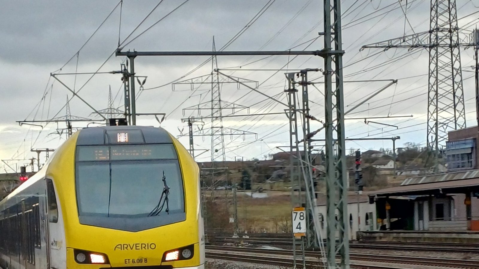 Der RE 1 aus Stuttgart kommend hält derzeit nicht immer am Vaihinger Bahnhof.  Foto: Rücker