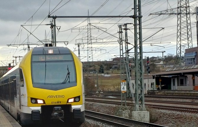 Der RE 1 aus Stuttgart kommend hält derzeit nicht immer am Vaihinger Bahnhof.  <span class='image-autor'>Foto: Rücker</span>