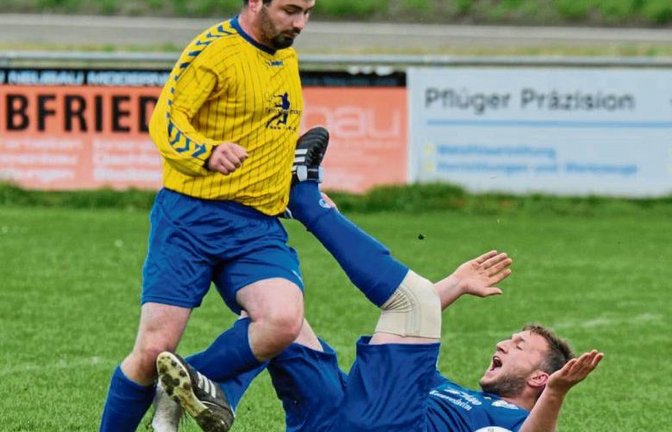 Jonathan Gölz vom SV Riet (links) fädelt bei der 0:2-Niederlage in der Kreisliga C 3 gegen den SV Pattonville II bei Oguzhan Kelesoglu ein. Foto Leitner