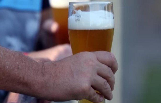 Ein Woiza, mit oder ohne Alkohol, schmeckt am Spielfeldrand besonders gut .<span class='image-autor'>Robin Rudel</span>