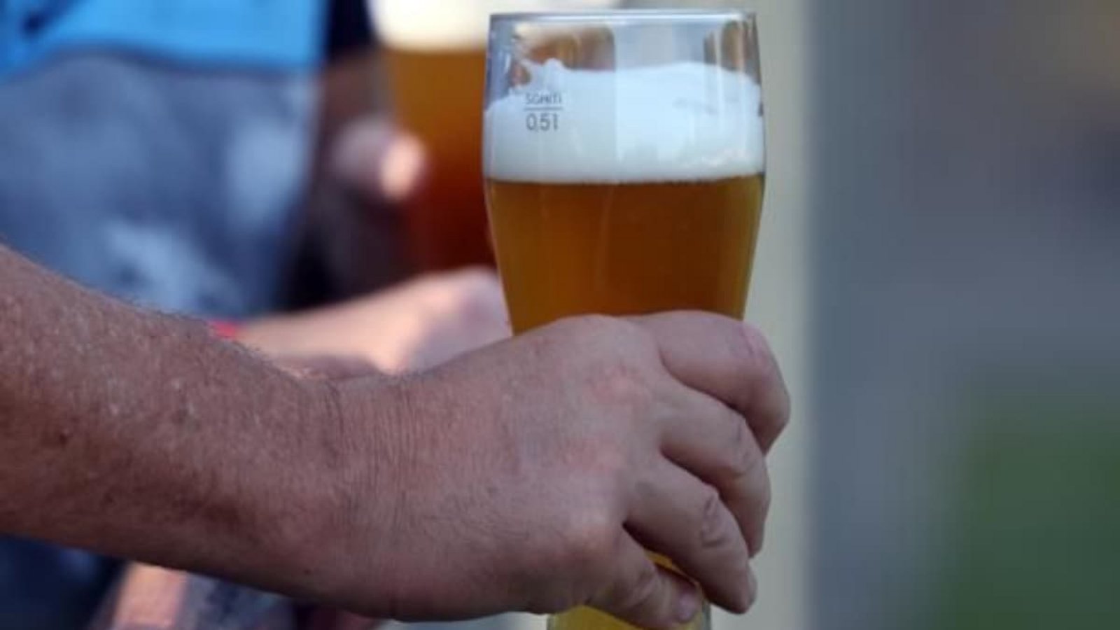Ein Woiza, mit oder ohne Alkohol, schmeckt am Spielfeldrand besonders gut .Robin Rudel Ein Woiza, mit oder ohne Alkohol, schmeckt am Spielfeldrand besonders gut .Robin Rudel