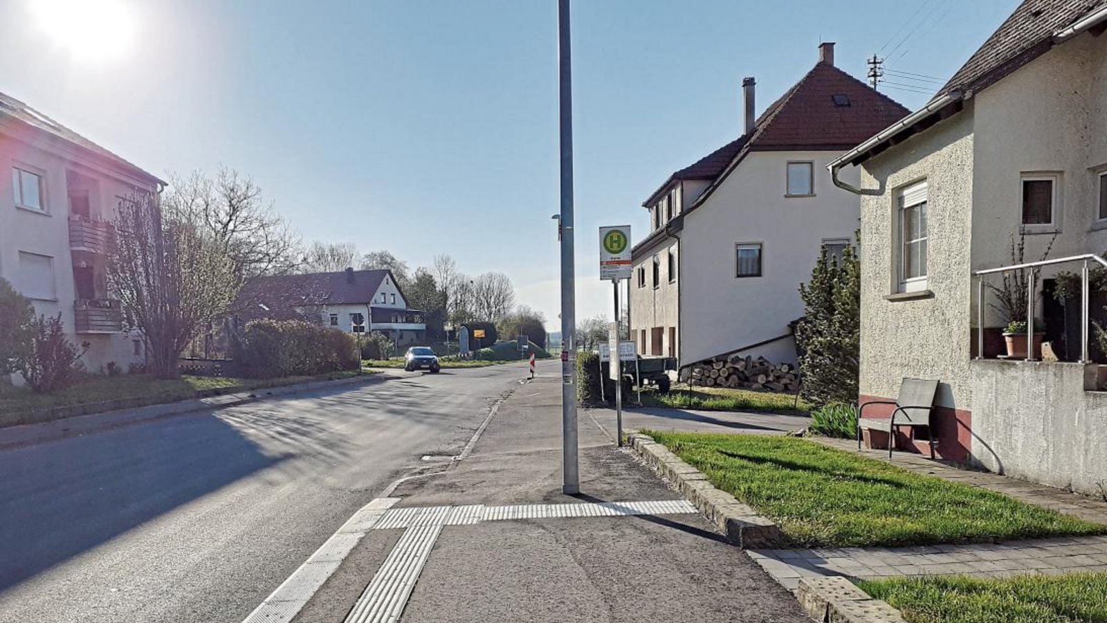 Die Bushaltestelle in Hohenhaslach ist vom VVS als Musterbeispiel für barrierefreien Umbau gelobt worden. Foto: Glemser Die Bushaltestelle in Hohenhaslach ist vom VVS als Musterbeispiel für barrierefreien Umbau gelobt worden. Foto: Glemser