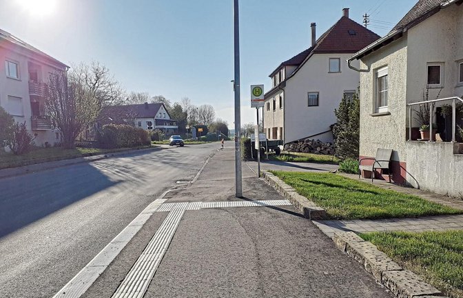 Die Bushaltestelle in Hohenhaslach ist vom VVS als Musterbeispiel für barrierefreien Umbau gelobt worden.  Foto: Glemser