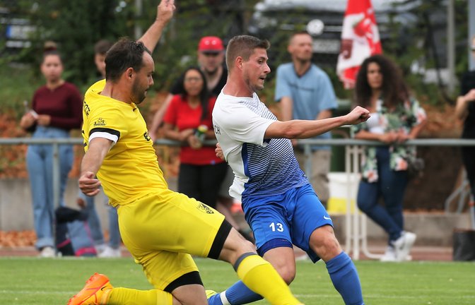 Im Pokalspiel gegen den TSV Ensingen (links Jens Fischer) trifft Maik Kheim drei Mal für den TSV Häfnerhaslach. <span class='image-autor'>Foto: Küppers</span>