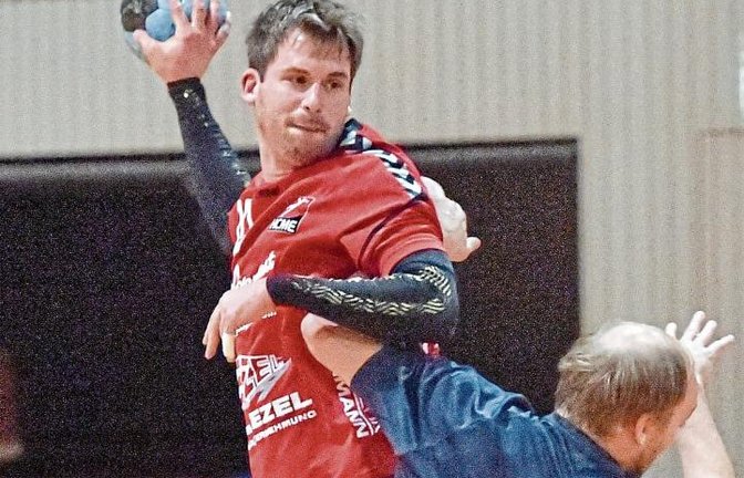 Markus Löpsinger (links) nimmt den ganzen Schwung aus dem Anlauf mit. Bietigheims Erik Albert wird vom Regisseur des HC Metter-Enz fast umgerannt. Foto: Leitner