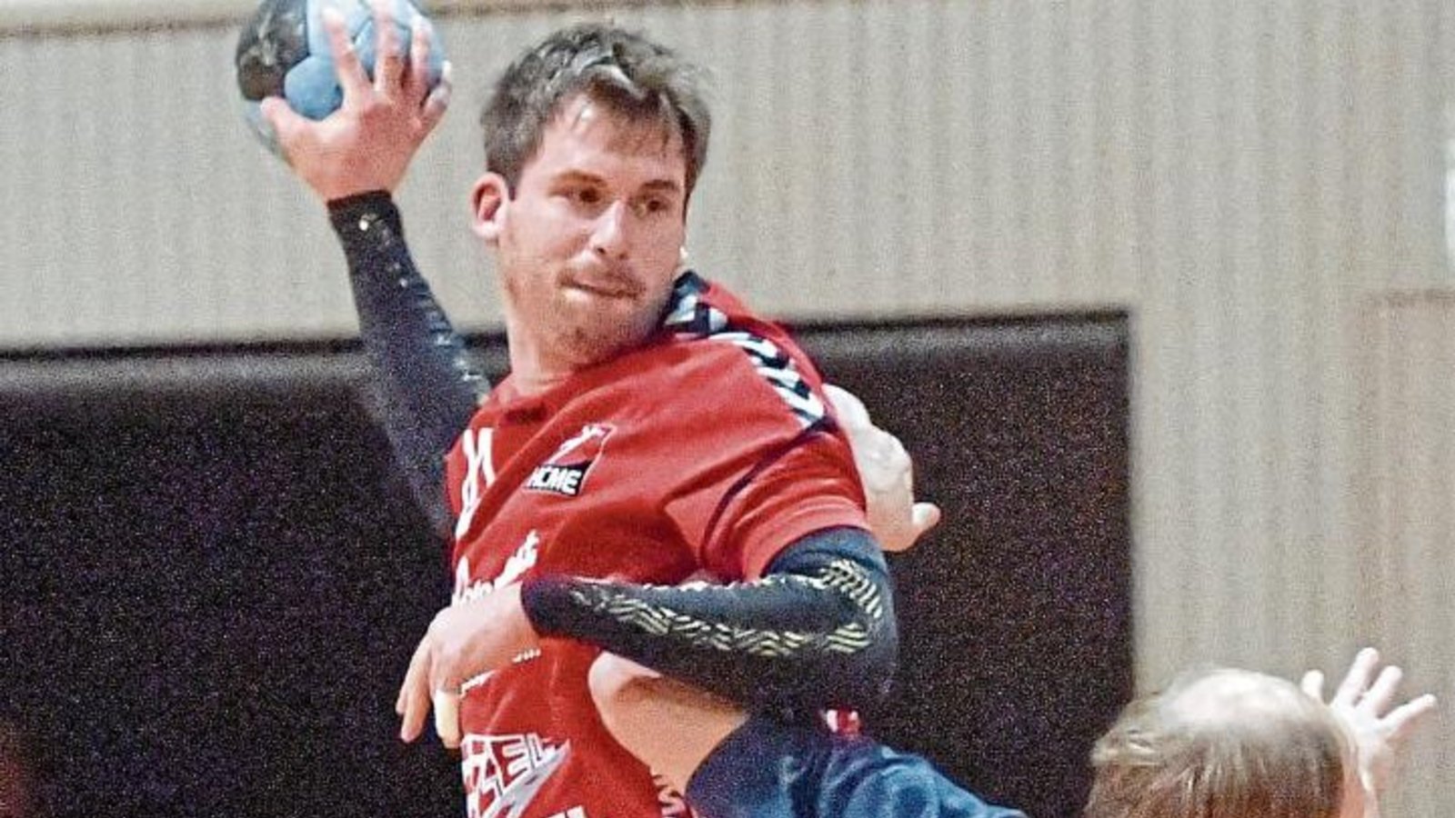 Markus Löpsinger (links) nimmt den ganzen Schwung aus dem Anlauf mit. Bietigheims Erik Albert wird vom Regisseur des HC Metter-Enz fast umgerannt. Foto: Leitner