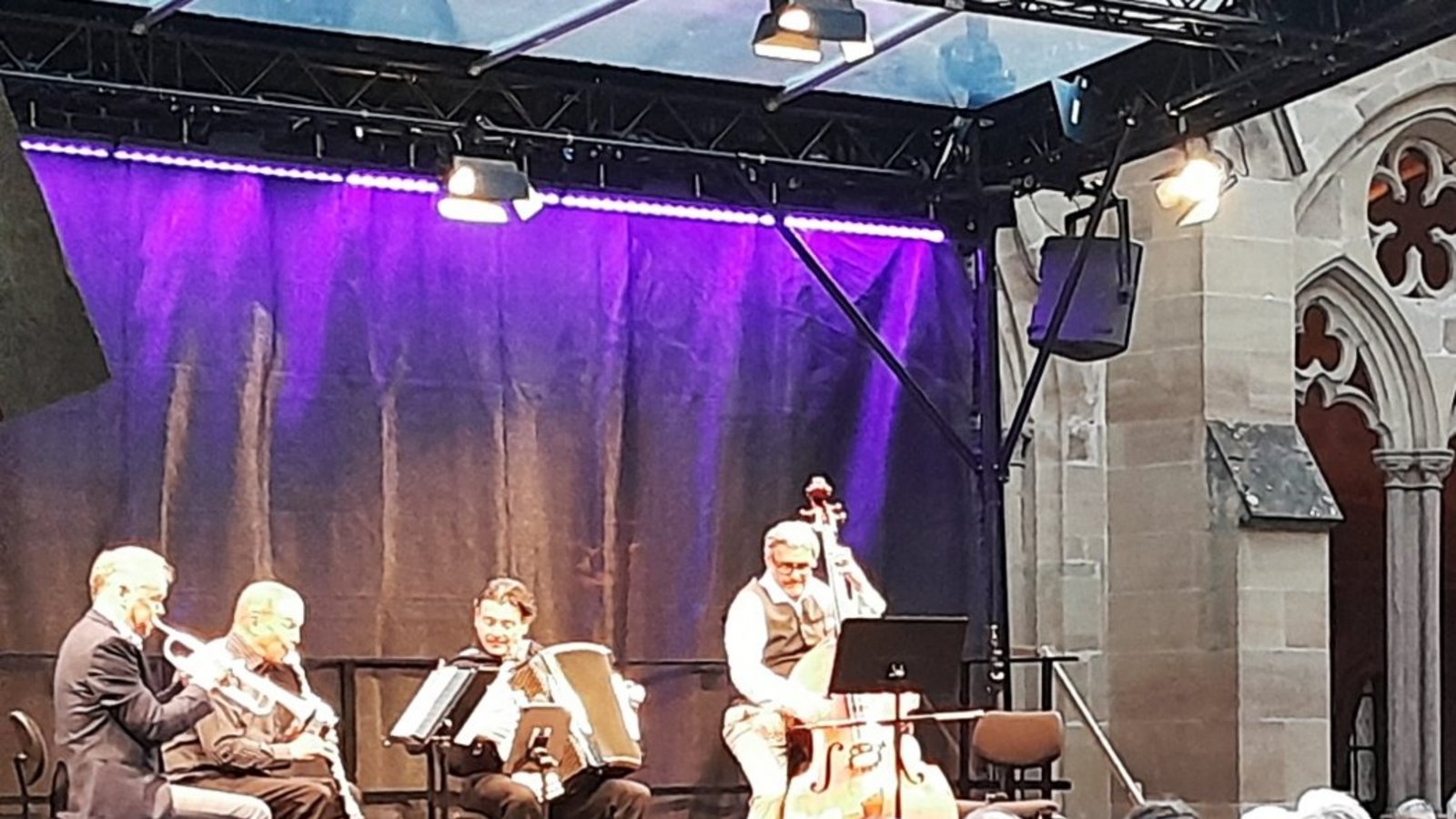 Vier begnadete Musiker: Die Schurken begeistern das Publikum im Kreuzganggarten. Foto: Filitz