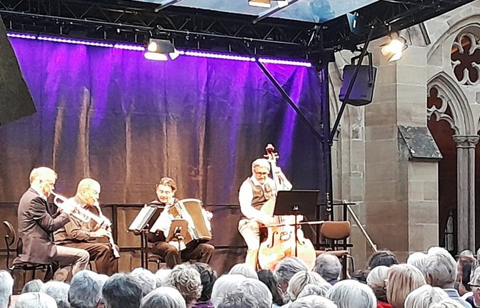 Vier begnadete Musiker: Die Schurken begeistern das Publikum im Kreuzganggarten. <span class='image-autor'>Foto: Filitz</span>