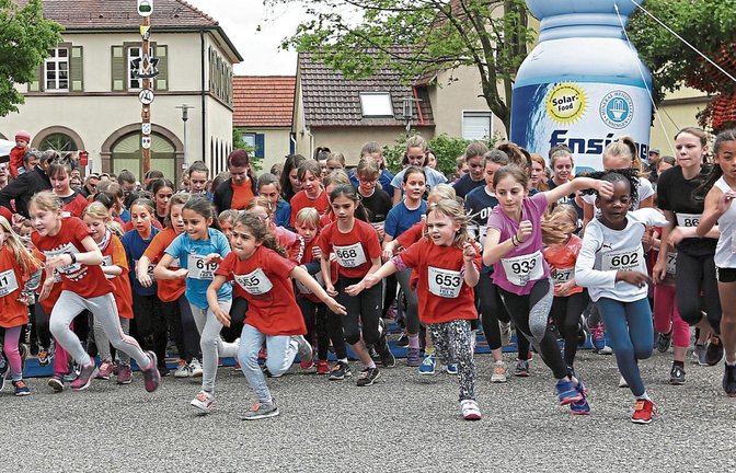 Schülerinnenlauf (Bild), Schülerlauf und Bambinilauf haben in Ensingen allein fast 500 Kinder in Bewegung gebracht. Während OB Gerd Maisch (links) noch die Startpistole hochhält, sind die Nachwuchsathleten nicht mehr zu halten. Fotos: Küppers