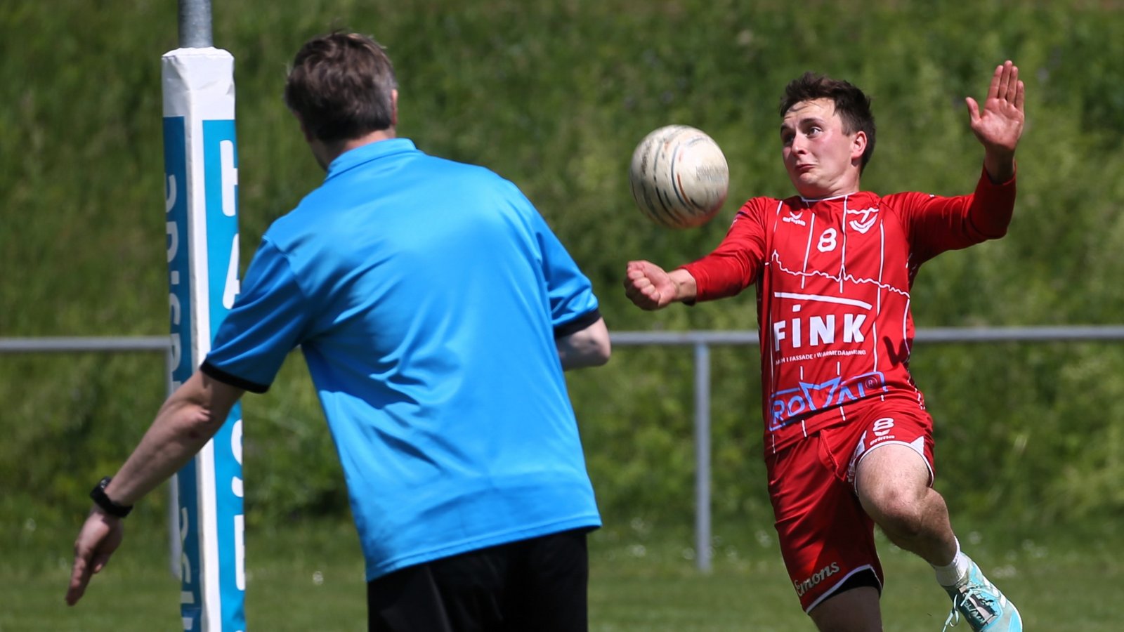 Rettungsversuch neben dem Feld: Jacob Jungclaussen spielt den Ball zurück, doch am 0:5 gegen Pfungstadt ist nicht zu rütteln.  Foto: Küppers