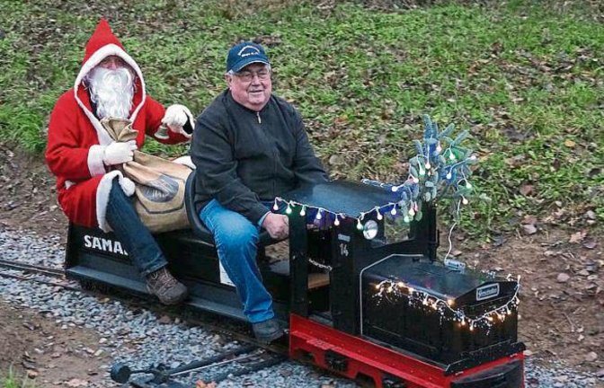 Bei den Dampfbahnfreunden von Illingen kommt der Nikolaus im Express und beschenkt die Kinder. Foto: Thalhäuser