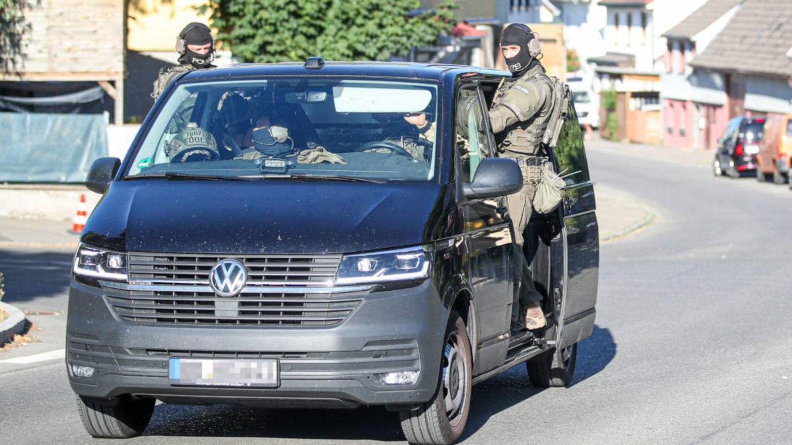 Die schwer bewaffneten Spezialkräfte kommen vom Einsatz zurück – kurz zuvor haben sie den 38-Jährigen in Gewahrsam genommen.Marc Eich Die schwer bewaffneten Spezialkräfte kommen vom Einsatz zurück – kurz zuvor haben sie den 38-Jährigen in Gewahrsam genommen.Marc Eich