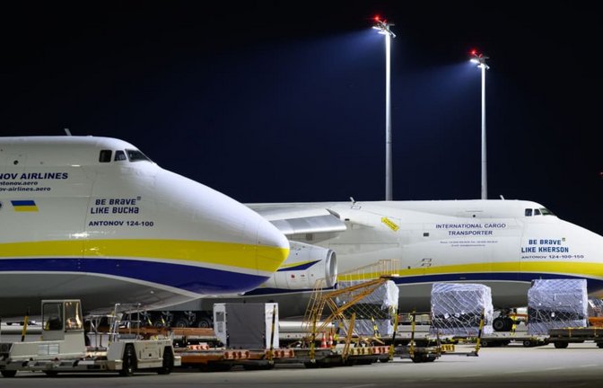 Drohnen-Anschlag am Flughafen Leipzig/Halle. Eine der Drohnen hatte Sprengstoff dabei und eine der ukrainischen Antonows stand, gefüllt mit Munition, direkt neben der Drohne, die rechtzeitig außer Gefecht gesetzt wurde.<span class='image-autor'>Hendrik Schmidt/dpa</span>