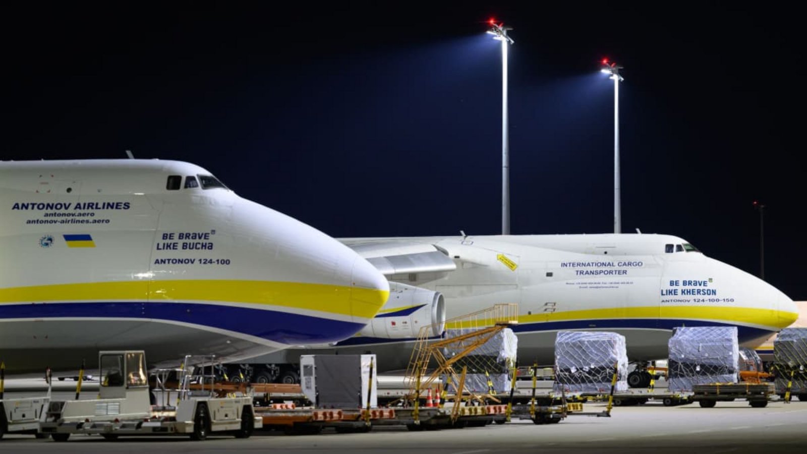 Drohnen-Anschlag am Flughafen Leipzig/Halle. Eine der Drohnen hatte Sprengstoff dabei und eine der ukrainischen Antonows stand, gefüllt mit Munition, direkt neben der Drohne, die rechtzeitig außer Gefecht gesetzt wurde.Hendrik Schmidt/dpa