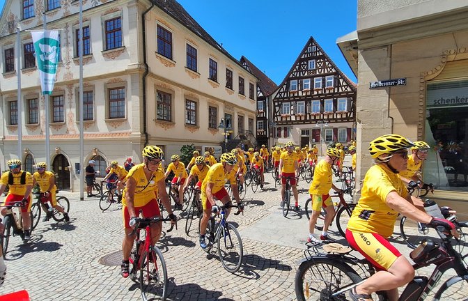 Auf zum Endspurt: Die Tour-Teilnehmenden setzen ihre Fahrt vom Vaihinger Rathaus aus fort nach Sachsenheim.  <span class='image-autor'>Fotos: Banholzer</span>