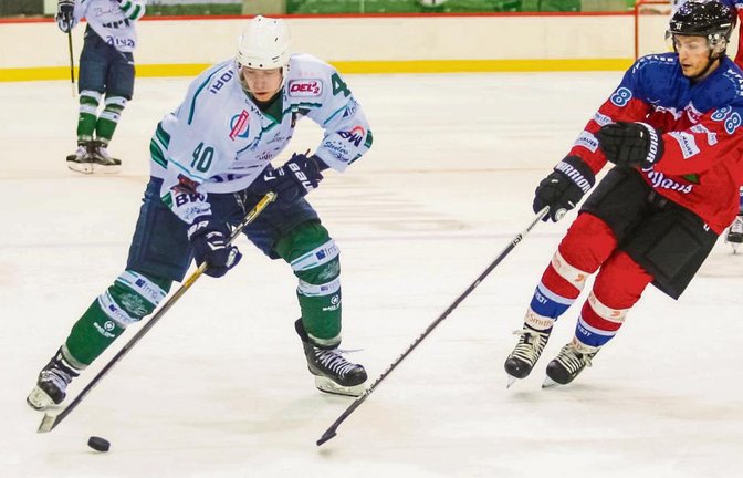 Der Bietigheimer Michael Fink (links) zieht im Testspiel gegen den EHC Freiburg gegen Michael Frank ab. Foto: Simecek